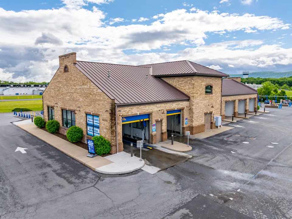 Front of the Woodstock Car Wash building in Woodstock, Virginia